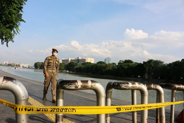 Petugas Satpol PP berjaga di kawasan Danau sunter yang ditutup di Jakarta Utara, Jumat (31/12/2021).