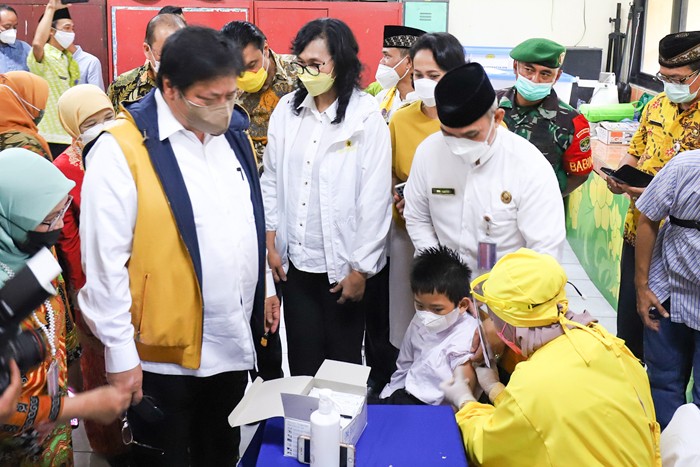Menko Perekonomian Airlangga Hartarto meninjau Program Vaksinasi Anak di SDN 05, Kemanggisan, Jakarta Barat, Jumat (31/12/2021).