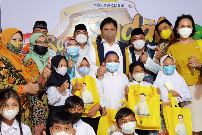 Menko Perekonomian Airlangga Hartarto meninjau Program Vaksinasi Anak di SDN 05, Kemanggisan, Jakarta Barat, Jumat (31/12/2021).