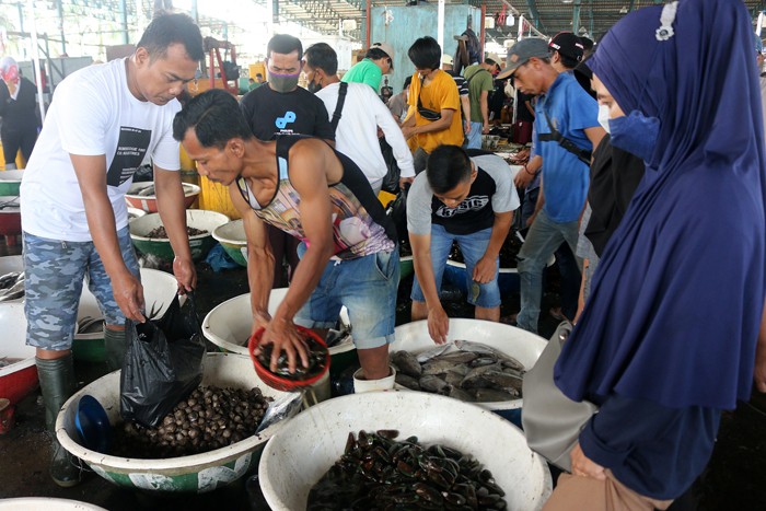Suasana aktivitas pedagang ikan di Pasar Ikan Muara Angke, Jakarta, Jumat (31/12/2021).