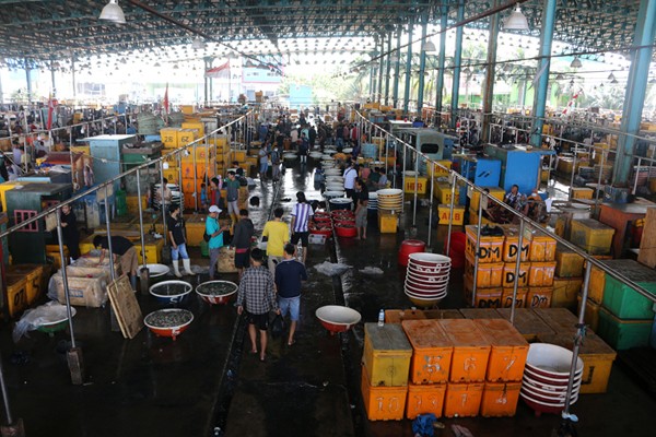 Suasana aktivitas pedagang ikan di Pasar Ikan Muara Angke, Jakarta, Jumat (31/12/2021).