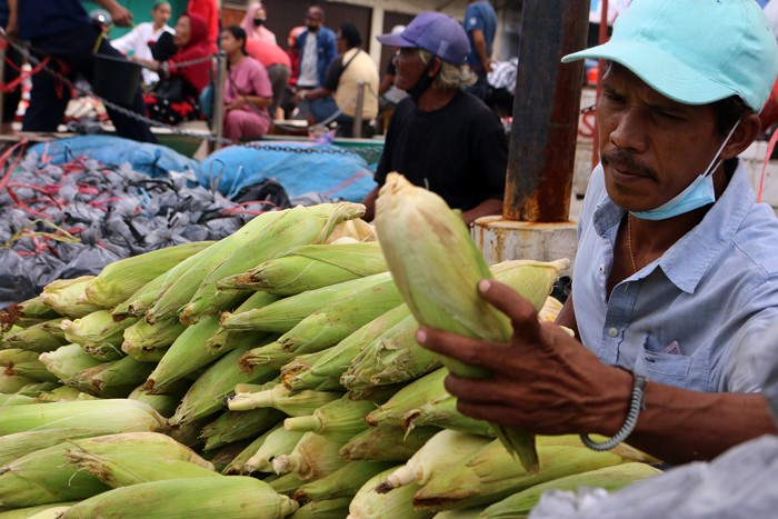 Jelang Malam Pergantian Tahun Pedagang Jagung Musiman Mulai