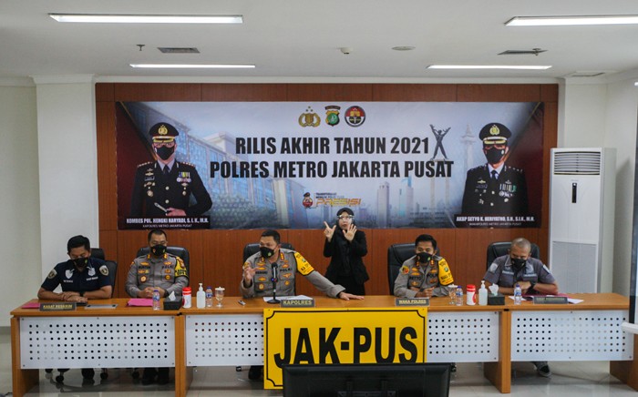 Petugas merapihkan barang bukti narkotika jenis sabu usai menggelar rilis akhir tahun di Polres Metro Jakarta Pusat, Jumat (31/12/2021).