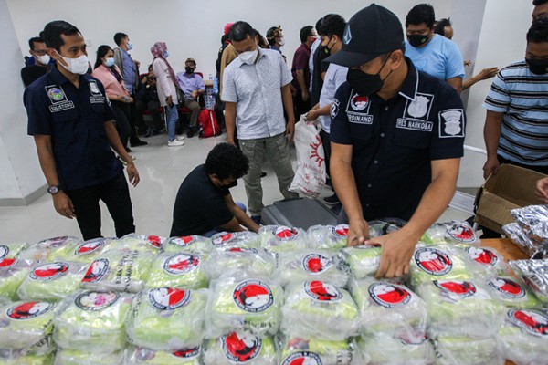 Petugas merapihkan barang bukti narkotika jenis sabu usai menggelar rilis akhir tahun di Polres Metro Jakarta Pusat, Jumat (31/12/2021).