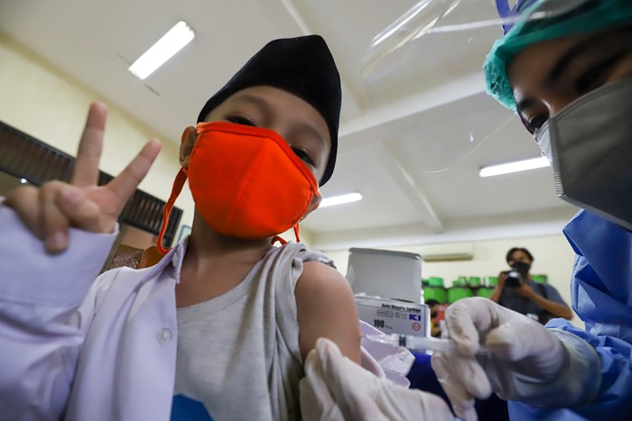 Anak-anak sekolah usia 6-11 Tahun mengikuti vaksinasi Covid-19 di SDN 05 Kemanggisan, Jakarta Barat, Jumat (31/12/2021).