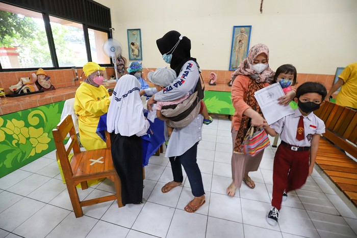 Anak-anak sekolah usia 6-11 Tahun mengikuti vaksinasi Covid-19 di SDN 05 Kemanggisan, Jakarta Barat, Jumat (31/12/2021).