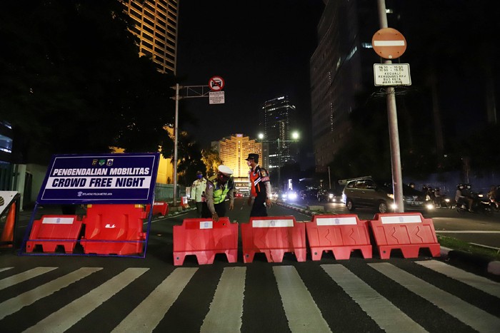 Petugas gabungan menutup akses jalan menuju Bundaran Hotel Indonesia dari Jalan Imam Bonjol, Jakarta, Jumat (31/12/2021).