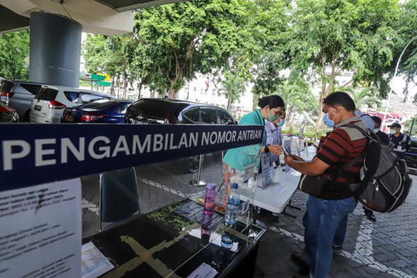 Penumpang melakukan Rapid Tes Antigen di Stasiun Gambir, Jakarta Pusat, Sabtu (1/1/2022).
