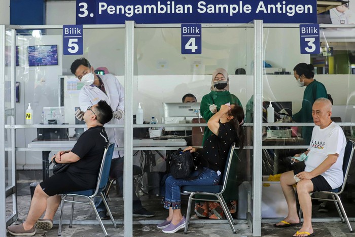 Penumpang melakukan Rapid Tes Antigen di Stasiun Gambir, Jakarta Pusat, Sabtu (1/1/2022).
