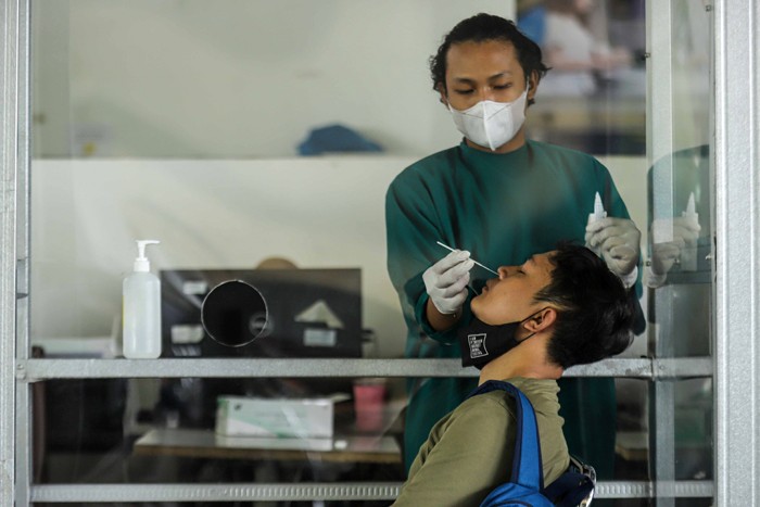 Penumpang melakukan Rapid Tes Antigen di Stasiun Gambir, Jakarta Pusat, Sabtu (1/1/2022).