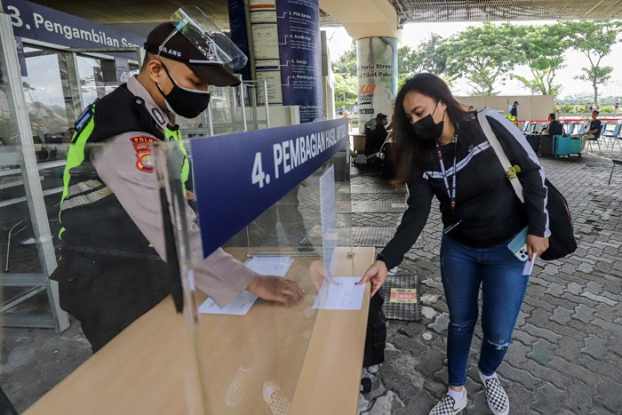Penumpang melakukan Rapid Tes Antigen di Stasiun Gambir, Jakarta Pusat, Sabtu (1/1/2022).