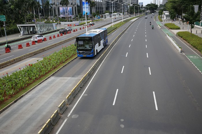 Sejumlah kendaraan melintasi di Jalan Sudirman, Jakarta, Sabtu (1/1/2022).