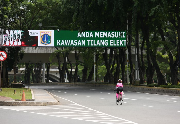 Sejumlah kendaraan melintasi di Jalan Sudirman, Jakarta, Sabtu (1/1/2022).