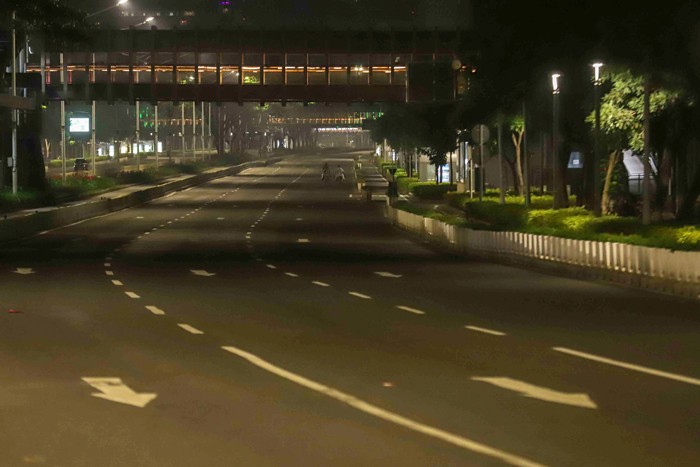Suasana sepi saat malam pergantian tahun di Jalan Sudirman, Jakarta Pusat, Sabtu (1/1/2022).