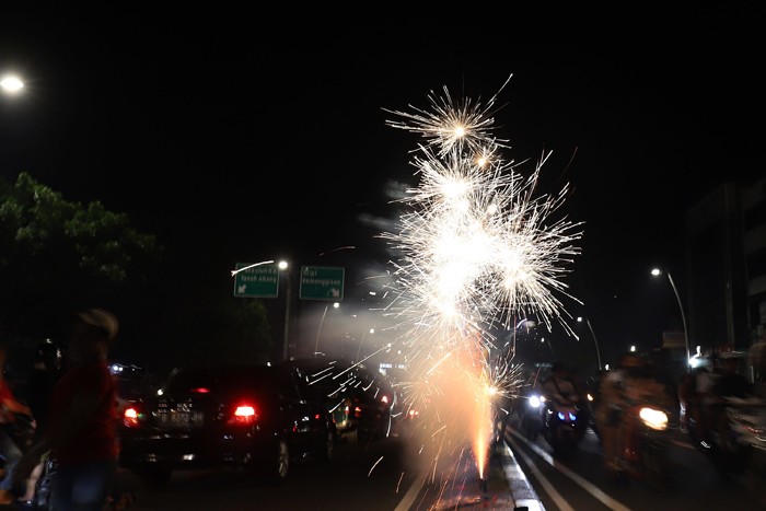 Suasana pesta kembang api saat malam tahun baru di kawasan Tanah Abang, Jakarta, Sabtu (1/1/2022).