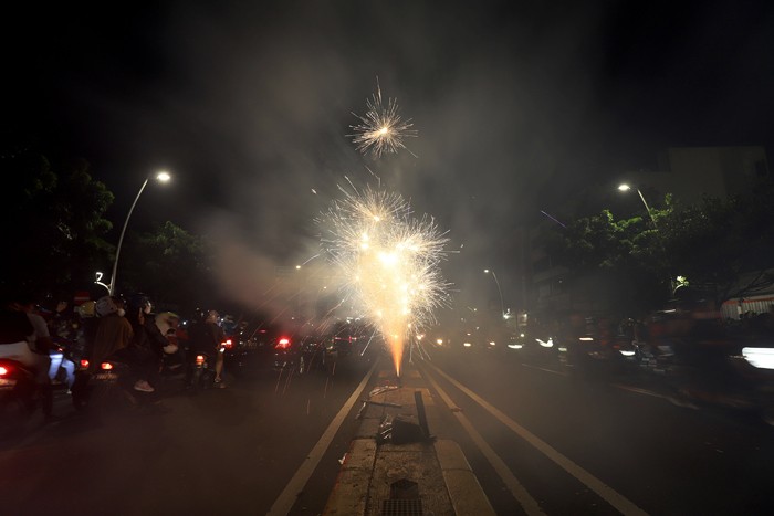 Suasana pesta kembang api saat malam tahun baru di kawasan Tanah Abang, Jakarta, Sabtu (1/1/2022).