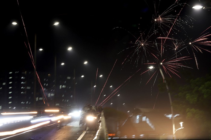 Suasana pesta kembang api saat malam tahun baru di kawasan Tanah Abang, Jakarta, Sabtu (1/1/2022).