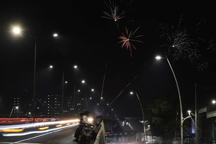 Suasana pesta kembang api saat malam tahun baru di kawasan Tanah Abang, Jakarta, Sabtu (1/1/2022).
