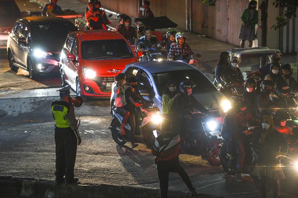 Menjelang malam pergantian tahun baru 2022 akses Jembatan Ampera ditutup, Jumat (31/12/2021).