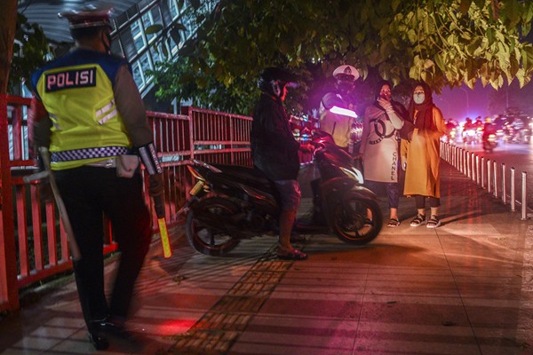 Menjelang malam pergantian tahun baru 2022 akses Jembatan Ampera ditutup, Jumat (31/12/2021).