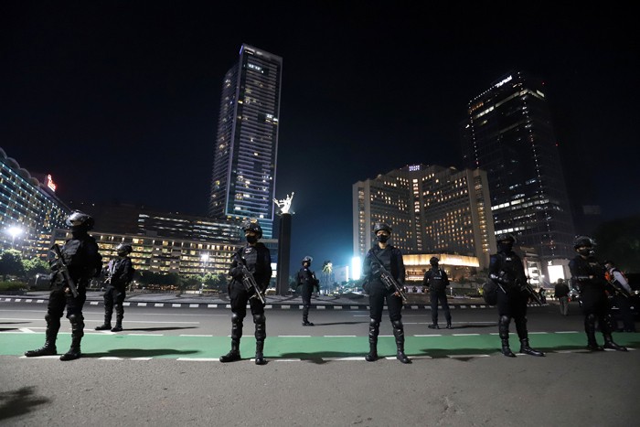 Sejumlah personel Satbrimob Polda Metro Jaya berjaga saat pemberlakuan Crowd Free Night di Bundaran Hotel Indonesia, Jakarta, Jumat (31/12/2021).