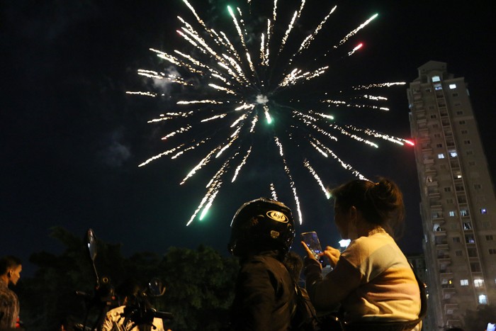 Warga merayakan malam pergantian tahun baru di kawasan flayover Kemayoran, Jakarta, Sabtu (1/1/2022).