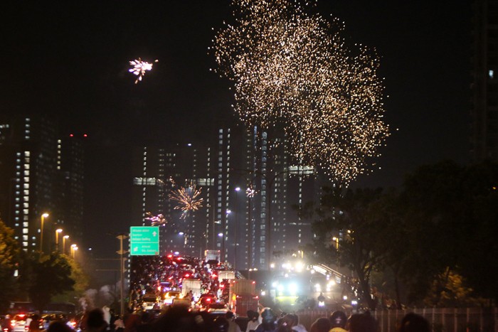 Warga merayakan malam pergantian tahun baru di kawasan flayover Kemayoran, Jakarta, Sabtu (1/1/2022).