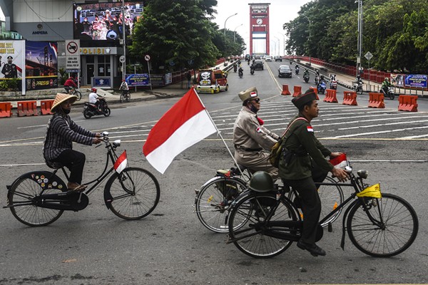 Penampilan Teatrikal perang melawan Belanda ditampilkan di Bundaran Air Mancur, Palembang, Sabtu (1/1/2022).