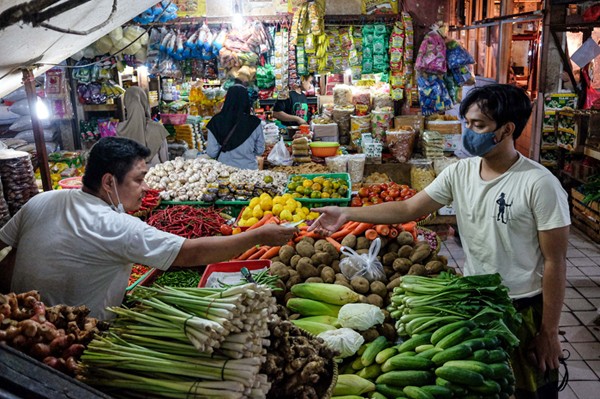 Suasana aktivitas jual beli di Pasar Induk, Kramat Jati, Jakarta Timur, Sabtu (1/1/2022).