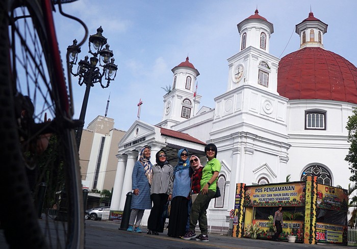 Sejumlah pengunjung menikmati liburan tahun baru di kawasan Kota Lama Semarang, Jawa Tengah, Sabtu (1/1/2022).