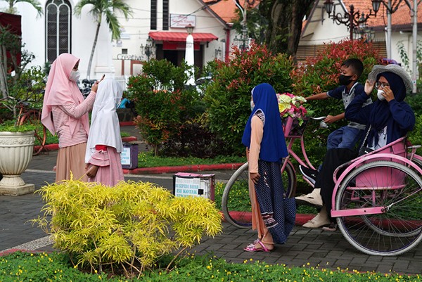 Sejumlah pengunjung menikmati liburan tahun baru di kawasan Kota Lama Semarang, Jawa Tengah, Sabtu (1/1/2022).