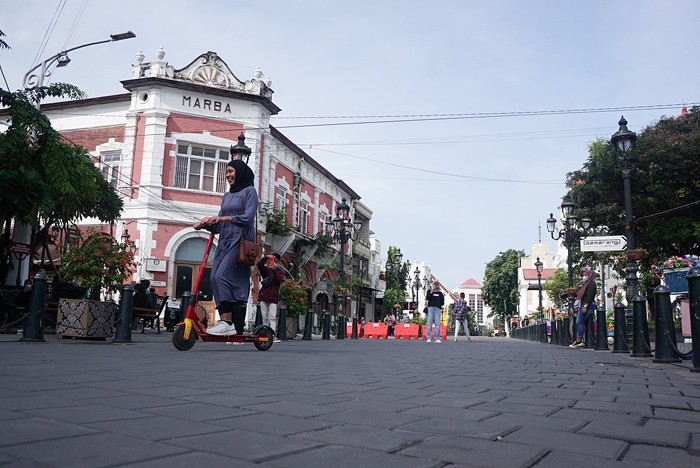 Sejumlah pengunjung menikmati liburan tahun baru di kawasan Kota Lama Semarang, Jawa Tengah, Sabtu (1/1/2022).