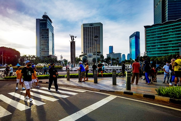 Aktivitas warga saat berolahraga pada minggu pertama tahun baru 2022 di Jalan Sudirman, Jakarta Pusat, Minggu (2/1/2022).