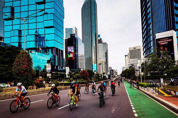 Aktivitas warga saat berolahraga pada minggu pertama tahun baru 2022 di Jalan Sudirman, Jakarta Pusat, Minggu (2/1/2022).