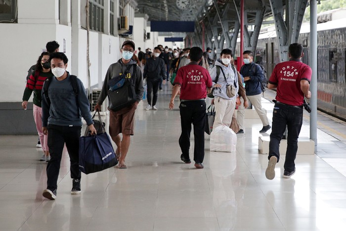 Penumpang kereta api Sawunggalih dari Kutoarjo tiba di Stasiun Pasar Senen, Jakarta, Senin (3/1/2022).