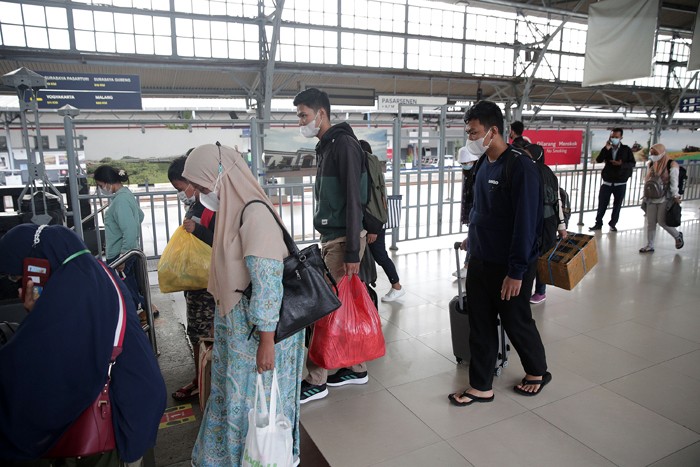 Penumpang kereta api Sawunggalih dari Kutoarjo tiba di Stasiun Pasar Senen, Jakarta, Senin (3/1/2022).