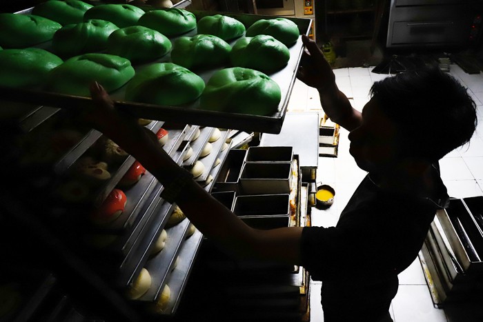 Pekerja sedang menyelesaikan pembuatan roti di kawasan Jakarta Barat, Senin (3/1/2022).