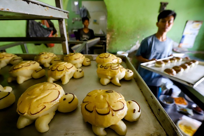 Pekerja sedang menyelesaikan pembuatan roti di kawasan Jakarta Barat, Senin (3/1/2022).