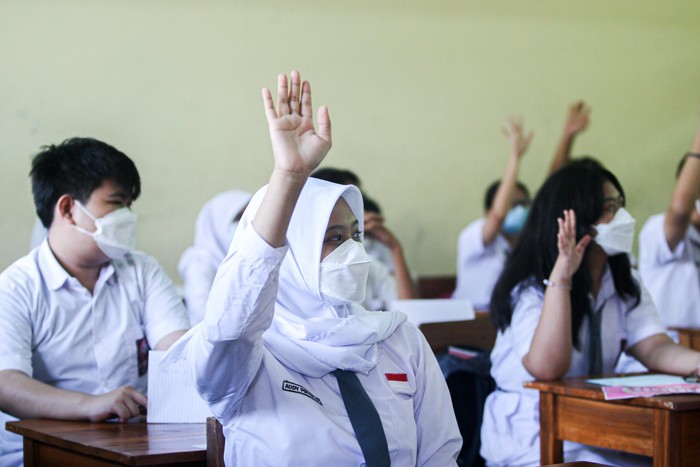 Suasana pembelajaran tatap muka 100 persen hari pertama dengan menerapkan protokol kesehatan ketat di SMAN 113, Lubang Buaya, Jakarta Timur.