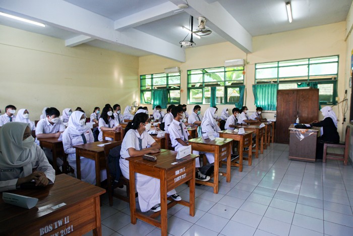 Suasana pembelajaran tatap muka 100 persen hari pertama dengan menerapkan protokol kesehatan ketat di SMAN 113, Lubang Buaya, Jakarta Timur.