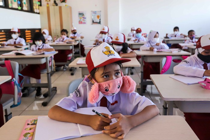 Sejumlah siswa-siswi mengikuti Pembelajaran Tatap Muka (PTM) di Sekolah Dasar Negeri (SDN) Pondok Labu 01, Jakarta Selatan, Senin (3/1/2022).