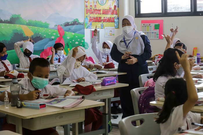 Sejumlah siswa-siswi mengikuti Pembelajaran Tatap Muka (PTM) di Sekolah Dasar Negeri (SDN) Pondok Labu 01, Jakarta Selatan, Senin (3/1/2022).