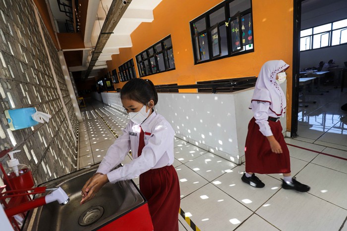 Sejumlah siswa-siswi mengikuti Pembelajaran Tatap Muka (PTM) di Sekolah Dasar Negeri (SDN) Pondok Labu 01, Jakarta Selatan, Senin (3/1/2022).