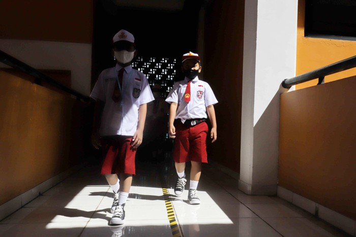 Sejumlah siswa-siswi mengikuti Pembelajaran Tatap Muka (PTM) di Sekolah Dasar Negeri (SDN) Pondok Labu 01, Jakarta Selatan, Senin (3/1/2022).
