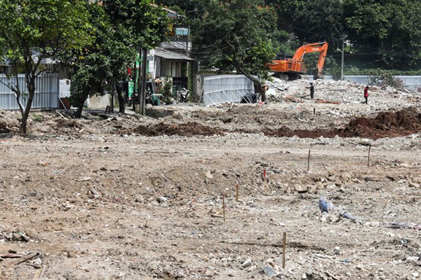 Pekerja menggunakan eskavator di lokasi pembangunan Waduk Lebak Bulus, Jakarta Selatan, Senin (3/1/2022).
