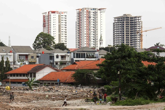 Pekerja menggunakan eskavator di lokasi pembangunan Waduk Lebak Bulus, Jakarta Selatan, Senin (3/1/2022).
