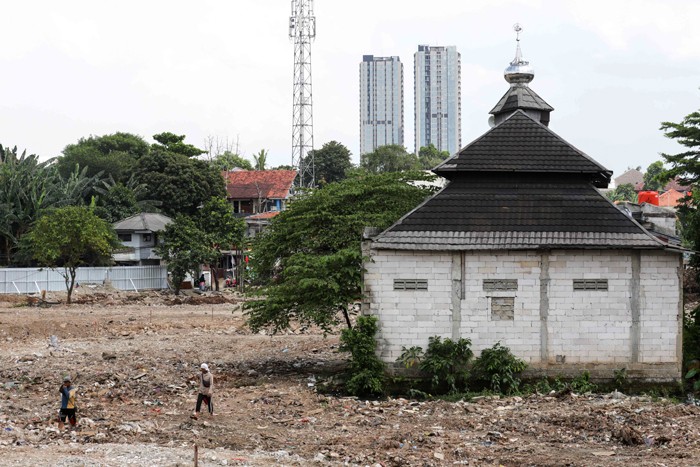 Pekerja menggunakan eskavator di lokasi pembangunan Waduk Lebak Bulus, Jakarta Selatan, Senin (3/1/2022).