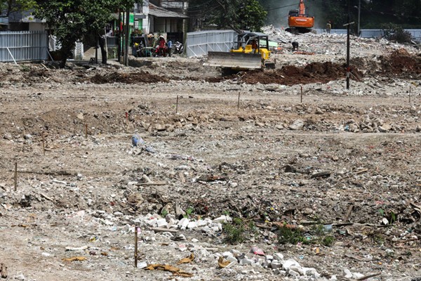 Pekerja menggunakan eskavator di lokasi pembangunan Waduk Lebak Bulus, Jakarta Selatan, Senin (3/1/2022).