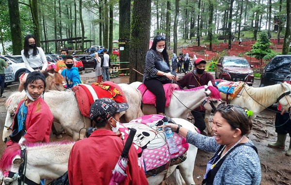 Suasana pengunjung di kawasan wisata Pohon Pinus, Malino, Kabupaten Gowa, Minfgu (2/1/2022).
