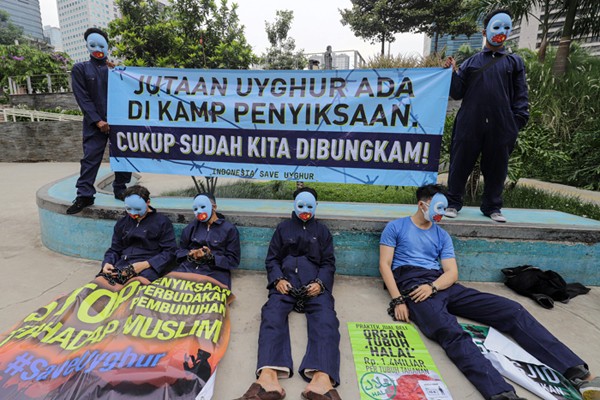 Sejumlah massa mengenakan kostum saat melakukan aksi di Taman Dukuh Atas, Jakarta Pusat, Selasa (4/1/2022).